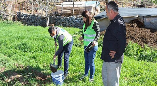 Büyükşehir çiftçinin toprağını analiz ediyor