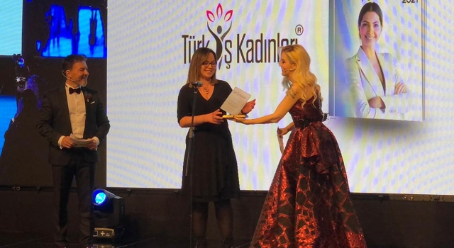 Dr. Hande Karagedik’e Türk İş Kadınları Dergisi’nden Plaket