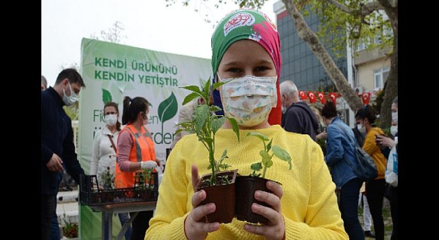 Lüleburgaz Belediyesi, kendi serasında yetiştirdiği bin 500 adet fideyi vatandaşa dağıttı