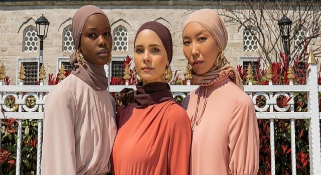 Modest modanın başkenti İstanbul’da online Modanisa rüzgârı ”Moda Şimdi!” e-defilesi 140 ülkeden 200 bini aşkın izleyiciye canlı yayında İstanbul ve moda şöleni yaşattı!