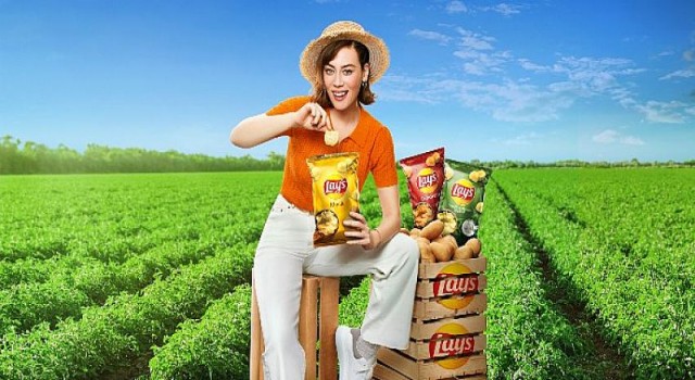 Demet Evgar Yeni Reklam Kampanyasında “Bizim Patates, Bizim Lay’s” Diyor