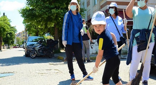 4 yaşındaki Eylül, boyundan büyük süpürgeyle sokakları süpürdü