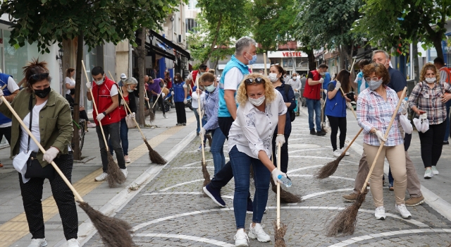 BELEDİYE BAŞKANI GERENLİ SÜPÜRGEYİ KAPTI, VATANDAŞLA SOKAKLARI SÜPÜRDÜ