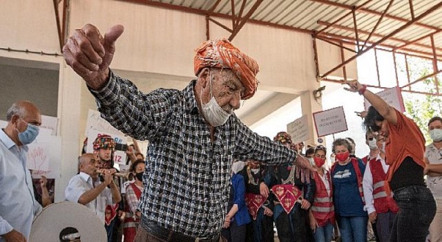 İzmir’in Orhanlı Köyünde Jeotermale Karşı Davullu Zurnalı Eylem Yapan Köylüler Toplantıyı Durdurdu