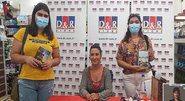 İclal Aydın bayramda İzmirlilerle D&R’da buluştu