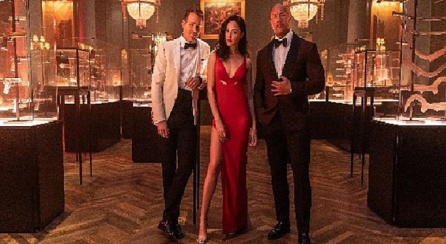 Netflix, Dwayne Johnson, Gal Gadot ve Ryan Reynolds’ın başrolünde yer aldığı Red Notice’in ilk karesini paylaştı