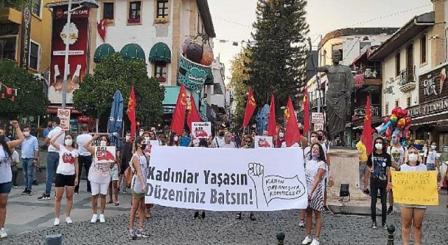 Kadınlar Azra Gülendam Haytaoğlu için Antalya’da bir araya geldi