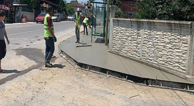 Sakarya Büyükşehir Belediyesi, beton yaya yolları ile yaya güvenliğini artıyor