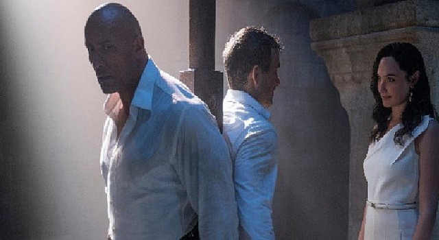 Netflix, Dwayne Johnson, Gal Gadot ve Ryan Reynolds’ın başrolünde yer aldığı Red Notice’in tanıtım fragmanını paylaştı