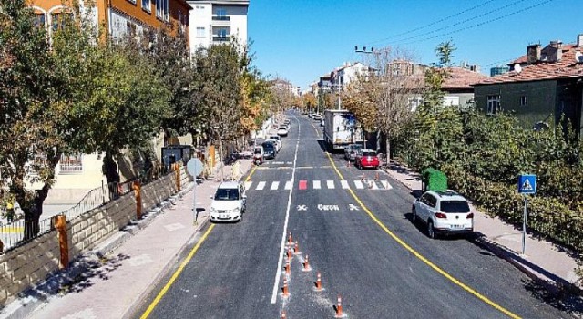 Aksaray Ereğlikapı Mahallesinde asfaltı tamamlanan yollarda çizgi çalışması yapıldı