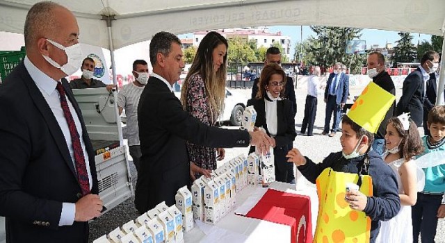 Gölbaşı Belediye Başkanı Şimşek’ten çocuklara süt sürprizi…