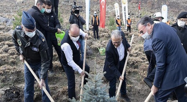 Vali Günaydın ve Başkan Büyükkılıç’tan “Cumhuriyet” Fidanı