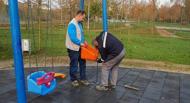 Çocuk oyun grupları ile spor aletlerinin bakımları yapılıyor