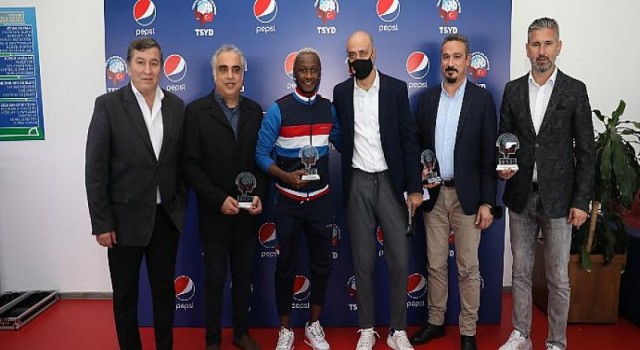 Futbolun efsaneleri İzmir’de Pepsi ‘Yıldız Futbolcu Seminerleri’nde genç futbolseverlerle buluştu