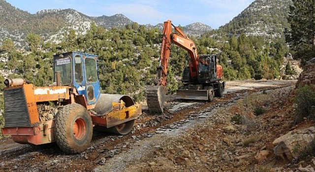 İbradı ve Akseki’yi bağlayan Halaç yoluna bakım onarım