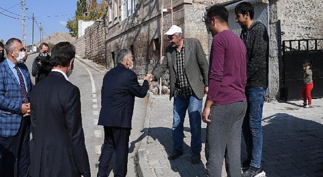 Kayseri Büyükşehir Belediye Başkanı Dr. Memduh Büyükkılıç, Mahalle Mahalle Vatandaşla Kucaklaşıyor