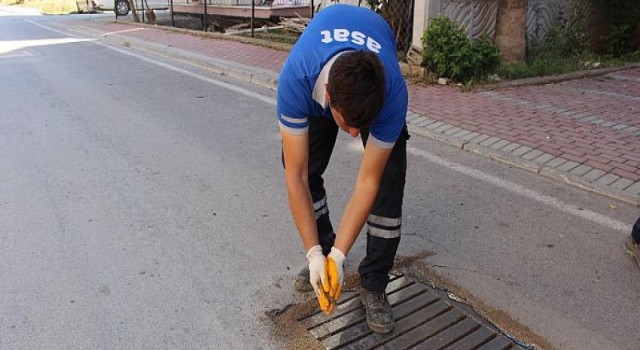 Manavgat’ta yağmur suyu giderleri temizlendi