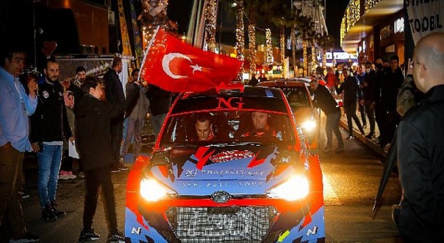 41’inci İstanbul Rallisi’nde Erkan Güral, araç ve kıyafet renk uyumuyla yarışın yıldızı oldu