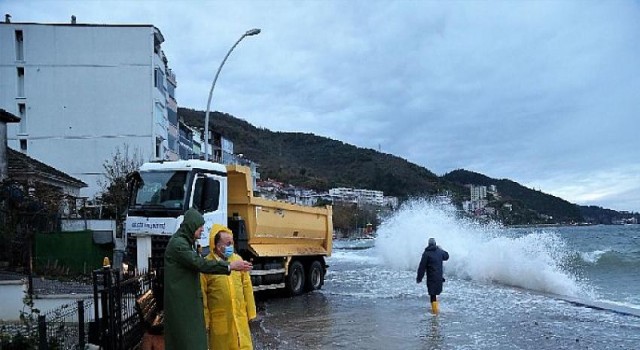 Başkan Sezer ve Seymen çizmeleri giyip çalışmalara destek verdi