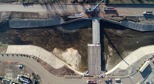 Başyiğit Caddesi ile Kanal Yolu Caddelerini birbirine bağlayacak köprüde kiriş montajı yapıldı