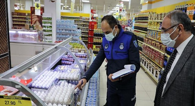 Gemlik Zabıtası vatandaşın yanında