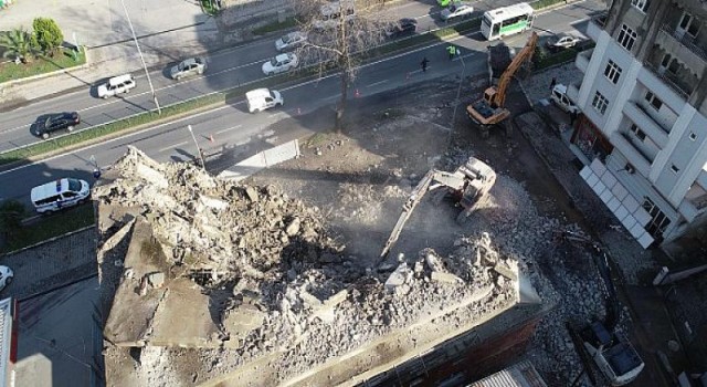 Gölcük’te depremin izleri silinmeye devam ediyor