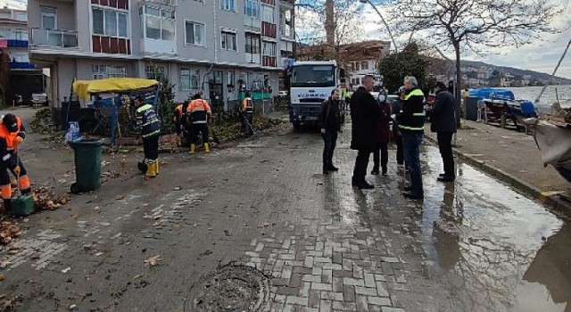 Gölcük’te lodosun izleri siliniyor