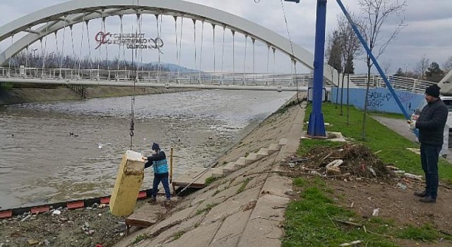 Yüzen buzdolabı görenleri şok etti