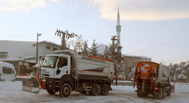 Belediye ekipleri sanayi bölgesini temizliyor