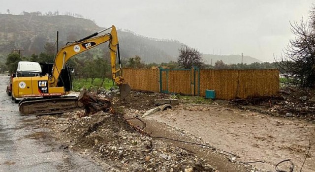 Belediye Ekipleri Taşkın Yaşanan Bölgelerde