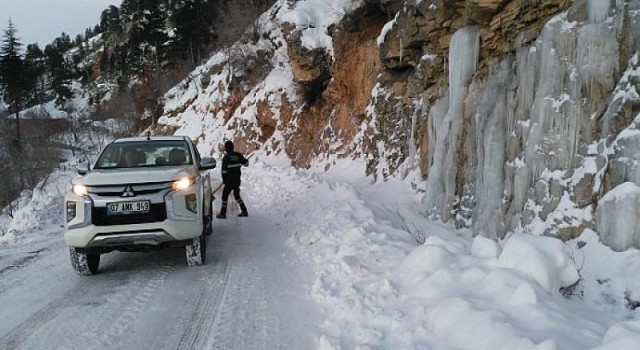 Büyükşehir buz tutan yolları tuzluyor