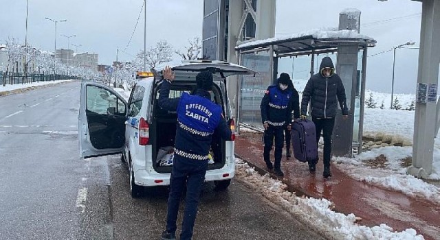 Büyükşehir Zabıtası herkese yardım elini uzattı