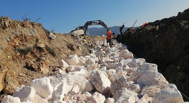 Demre Sahil Parkı istinat duvarı yenileniyor