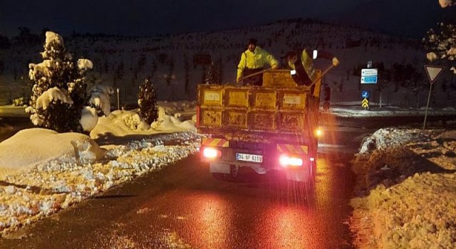 Gebze bölgesinde buzlanmaya karşı tuz ve solüsyon