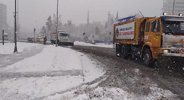 Kayseri Büyükşehir’in Kar ve Tipi İle Mücadelesi Sürüyor