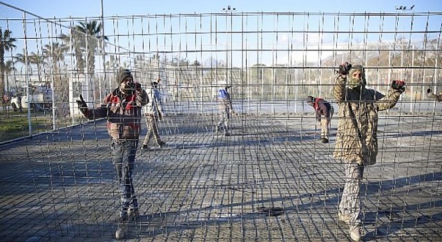 Konyaaltı Beach Park’taki tenis ve basketbol sahaları yenileniyor