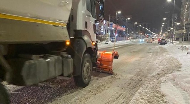 Van’da Yoğun Kar Yağışı Ekipleri Alarma Geçirdi