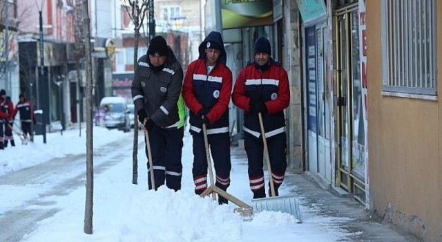 Yaya Kaldırımları ve Yollar Temizleniyor