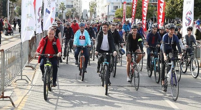 Başkan Böcek iklim değişikliğine farkındalık için pedal çevirdi