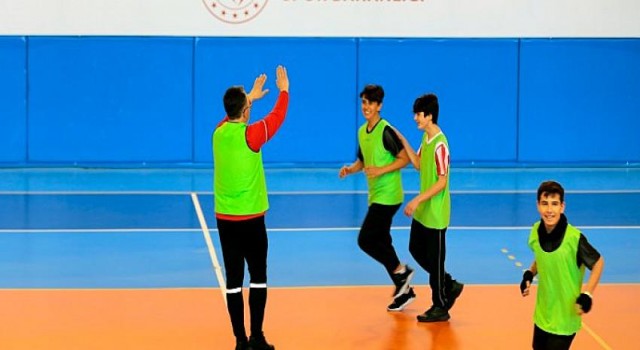 Başkan Savran Gençlerle Futsal Oynadı