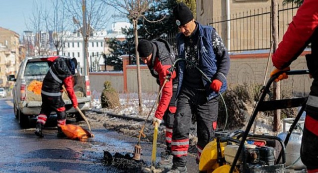 Bozuk Yollar ve Yaya Kaldırımları Onarılıyor