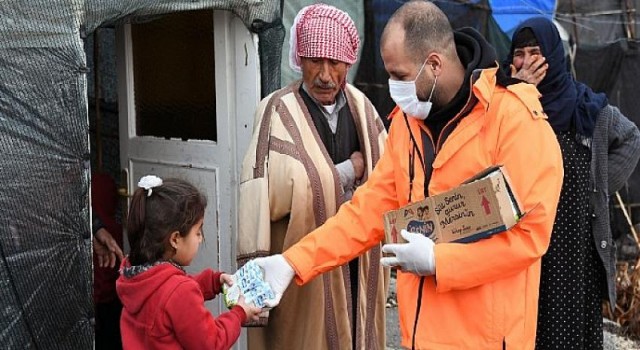 Büyükşehir’den Mevsimlik Tarım İşçilerine Çorba, Çocuklara Süt İkramı