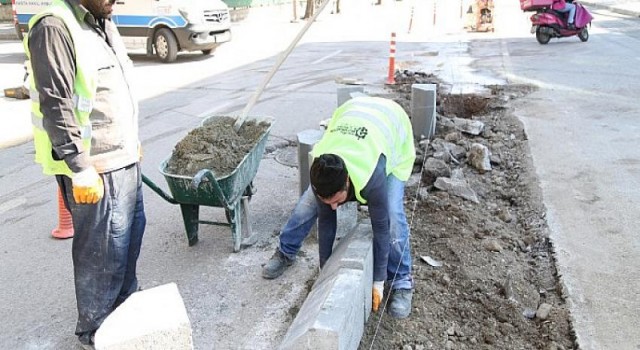 İzmit Demokrasi Bulvarında refüj yenileme ve aydınlatma çalışması