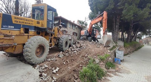 Pelitköy Merkezde Giriş Yolu ve Meydan Yenileniyor