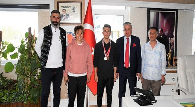 Başarılı Sporcudan Başkan Topaloğlu’na Ziyaret