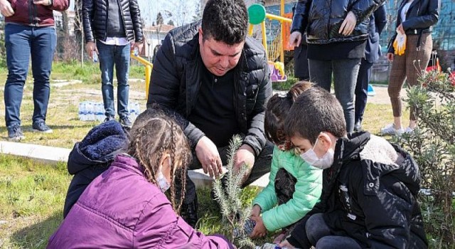 Başkan Kılıç miniklerle fidan dikti