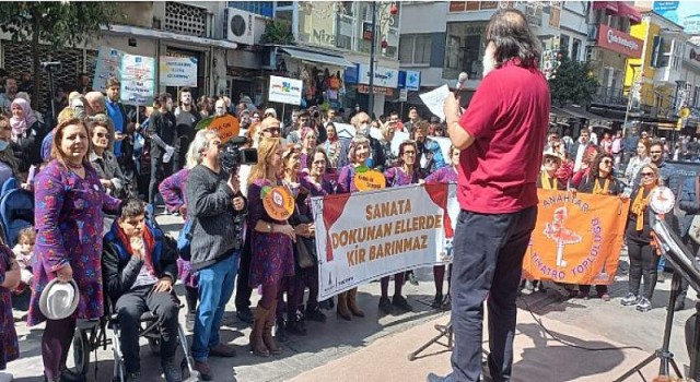 İzmir’de Dünya Tiyatro Günü coşkuyla kutlandı