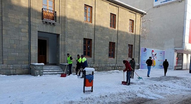 Karla Mücadele Ekipleri Aralıksız Çalışıyor