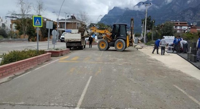 Kemer Belediyesi İlçe Genelindeki Yollarda Bakım Çalışması Yapıyor