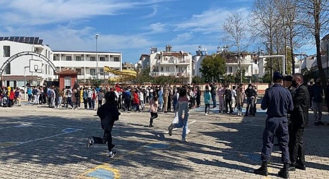 Kemer’de Öğrencilere Deprem Tatbikatı